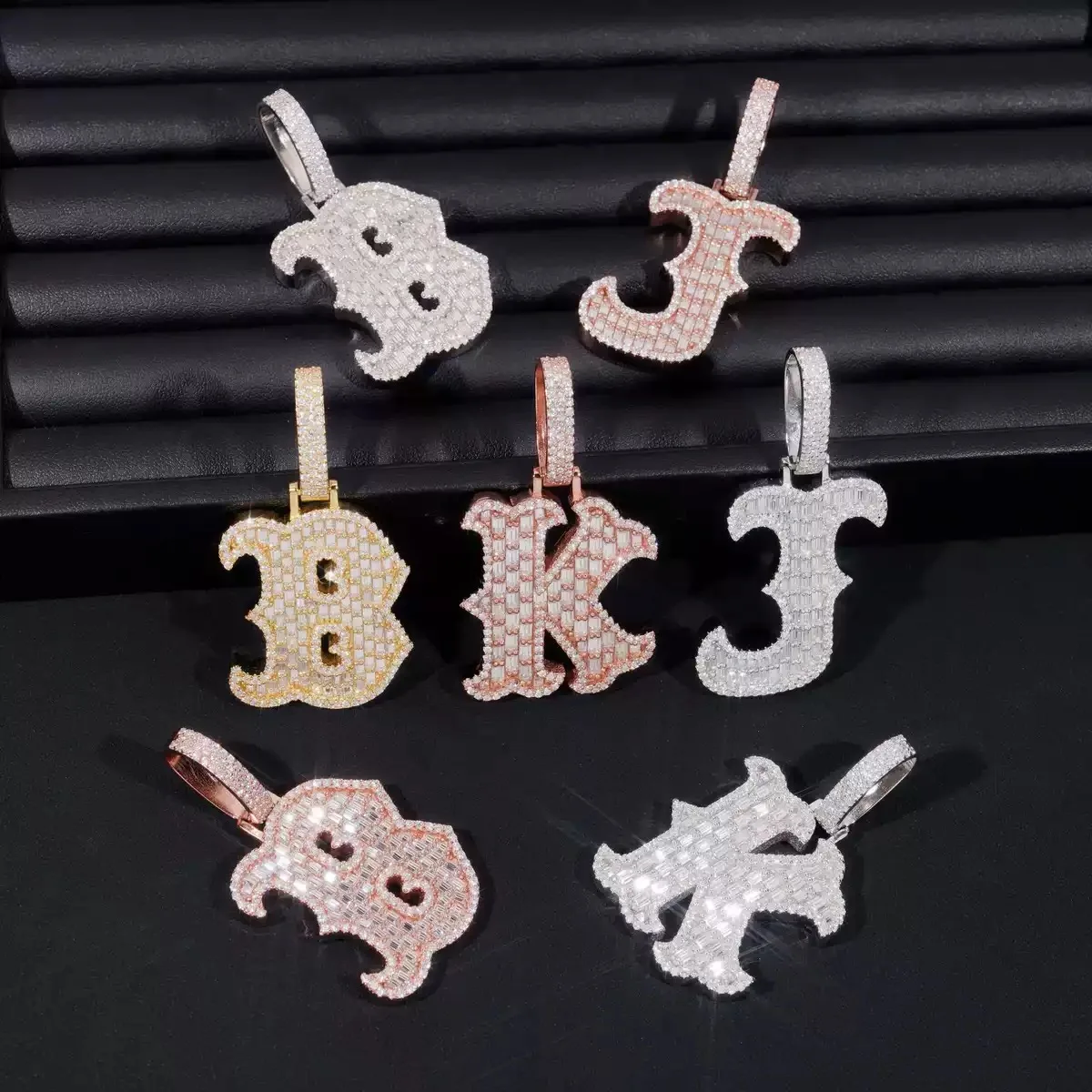 Фото Хип-хоп Iced Out Baguette Cut Муассанит Подвеска с буквами 925 пробы B K J Майами Кубинские буквы Подвеска Ожерелье Мужчины Пройти тестер №3
