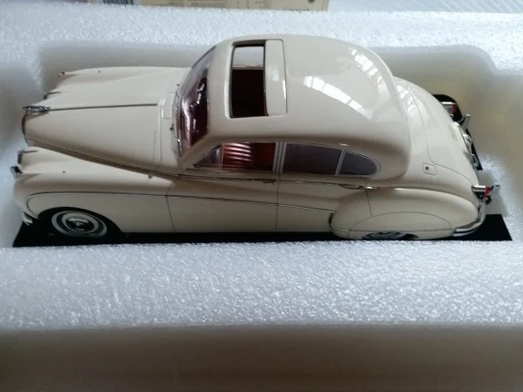 

Модель автомобиля 1/18, нео-ягуар, Jaguar Limousine MK VIII 1958, белая высококачественная коллекция, орнамент, подарок