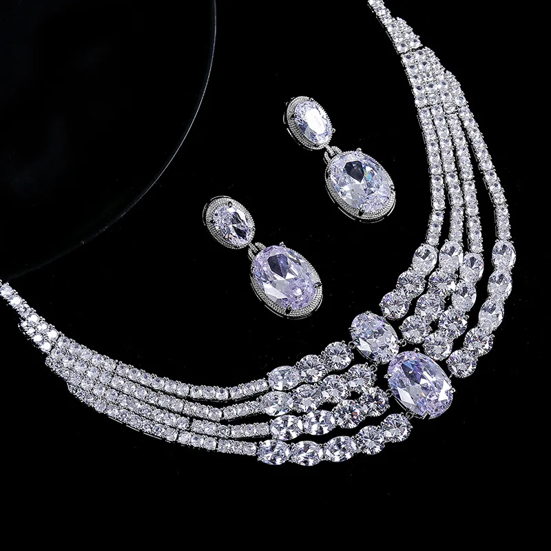 Комплект женских украшений из колье и серёг с фианитом