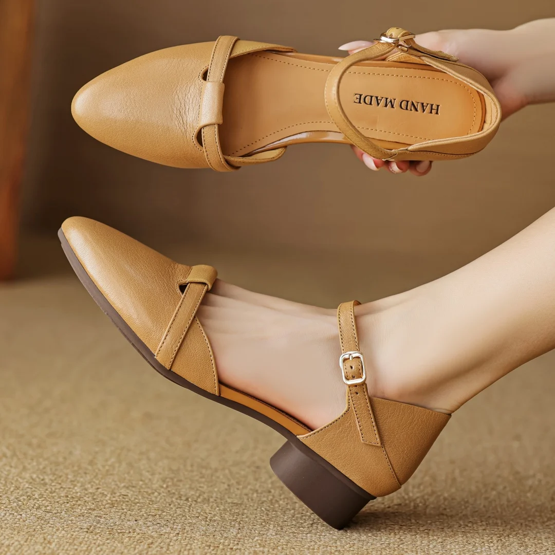 Женские босоножки из натуральной кожи с острым носком и ремешком на щиколотке