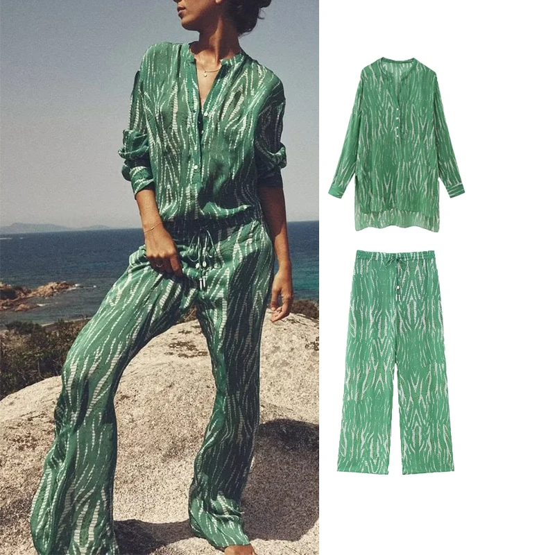 

Костюм-двойка женский летний из блузки и прямых брюк с принтом