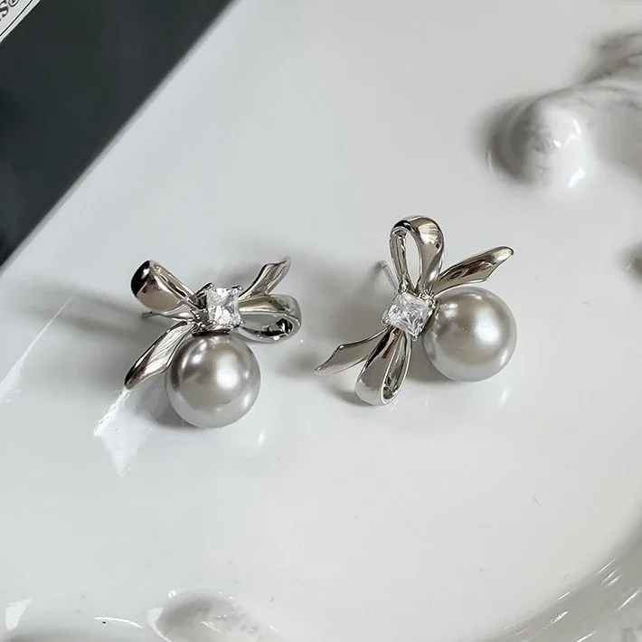 Серьги-гвоздики женские из серебра 925 пробы с жемчугом и цирконом