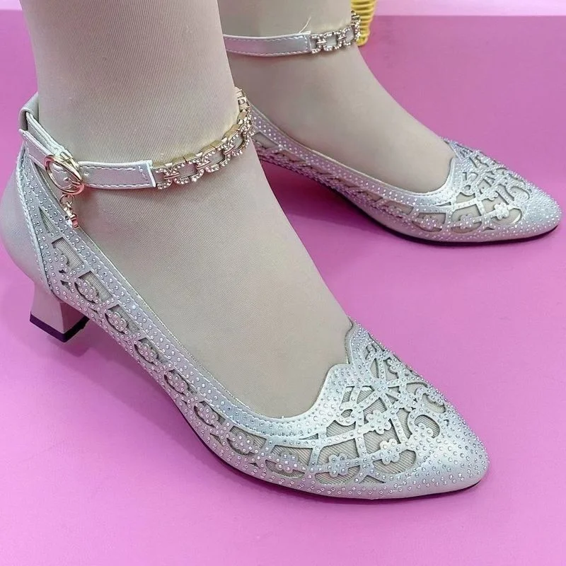 

Сандалии женские сетчатые с острым носком, удобные босоножки на мягкой подошве, дышащие босоножки на среднем каблуке, обувь для мам с пряжкой и кристаллами, лето