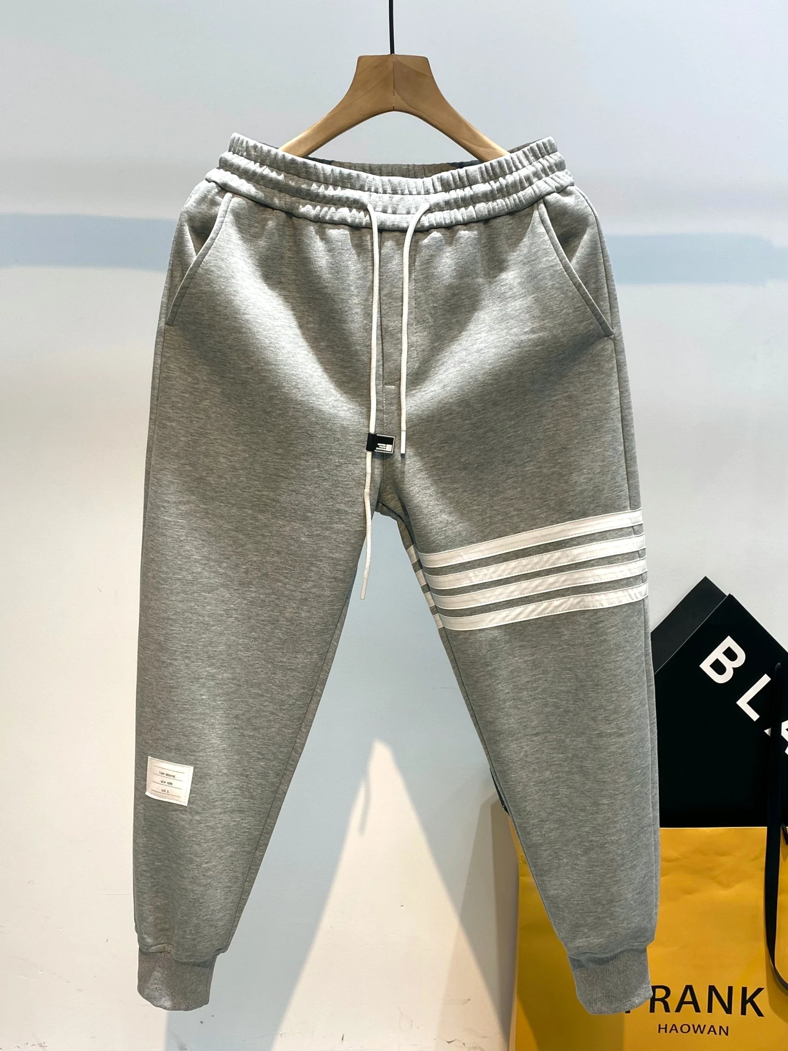 

Four bars with the same style of sweatpants men's summer loose casual sports pants beam nine pants tide brand tb