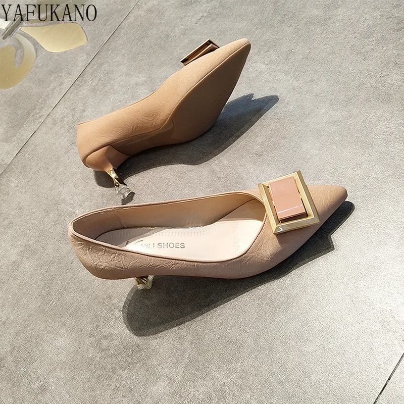 

Туфли-лодочки на высоком каблуке 6 см, простые маленькие заостренные, с металлической квадратной пряжкой, заостренный носок, розовые вечерн...