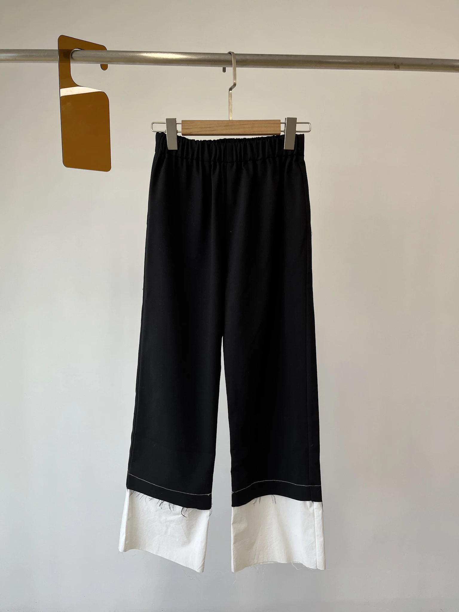 Since black and white line stitching straight nine points pants, thin and crotch