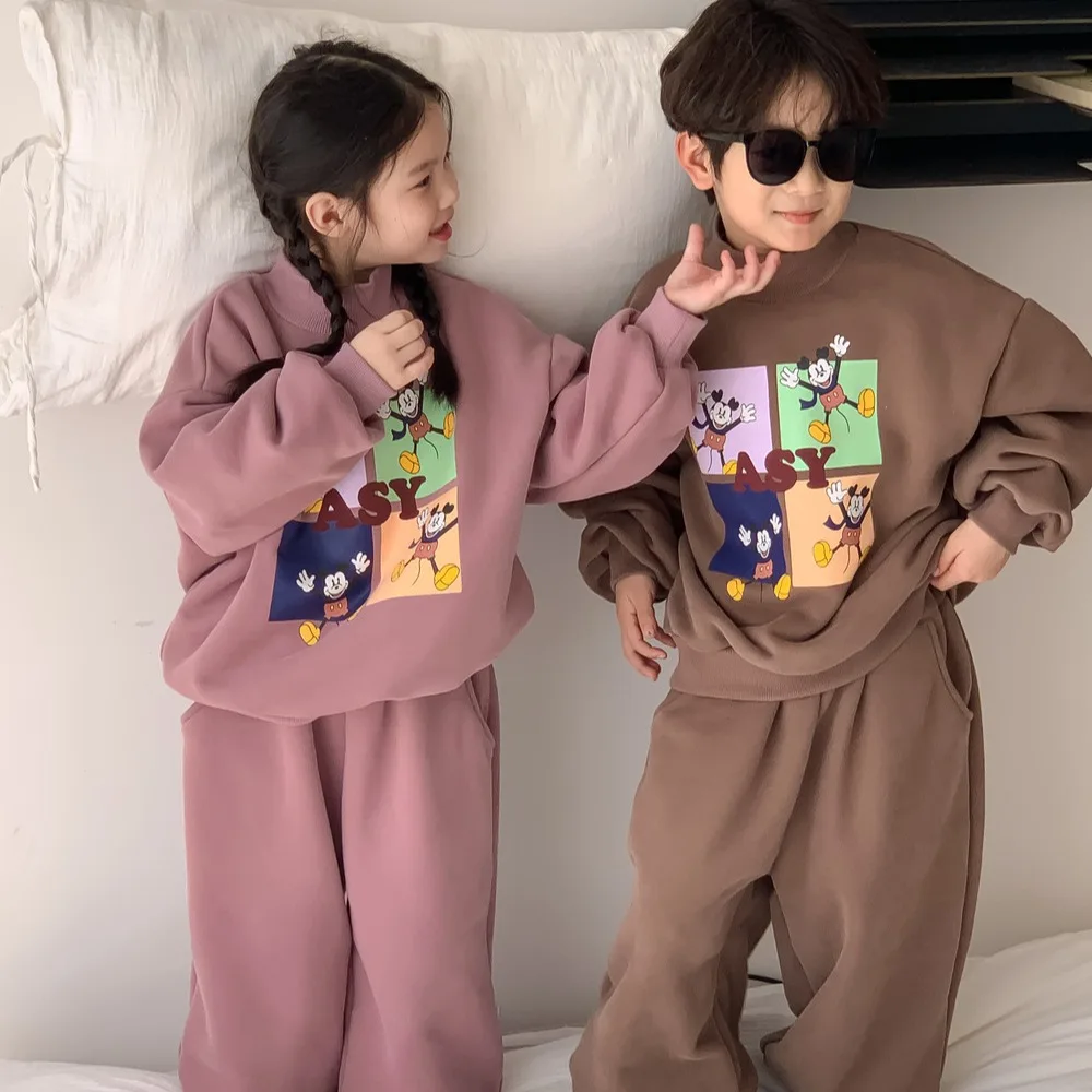 

Корейский зимний комплект детской одежды из 2 предметов для мальчиков 2023, хлопковый бархатный плотный свитшот с мультяшным рисунком, однотонные спортивные штаны, детская одежда для мальчиков