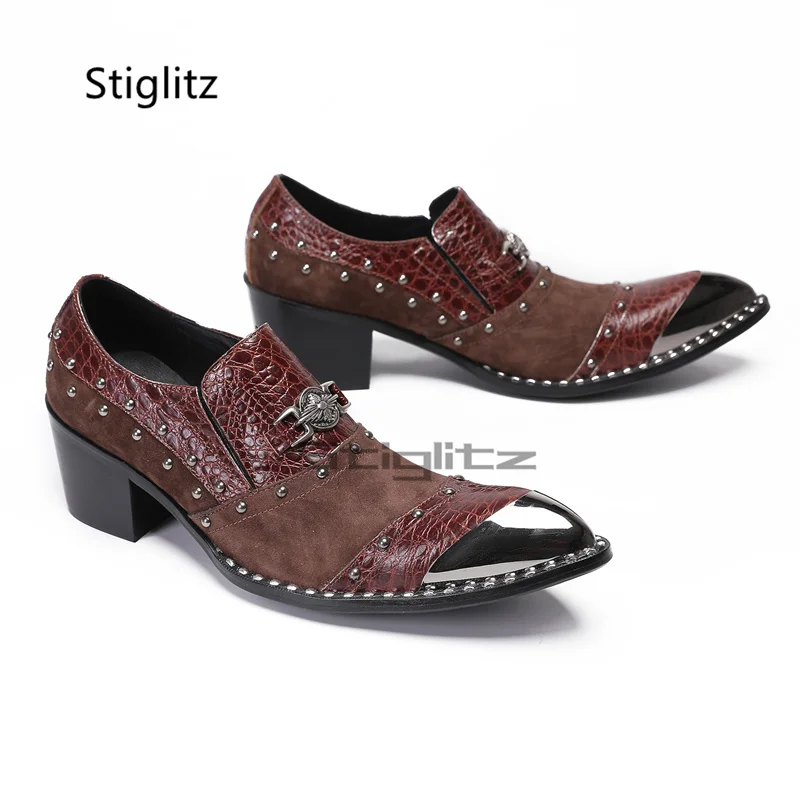 Мужские модельные туфли на высоком каблуке с металлической пряжкой из