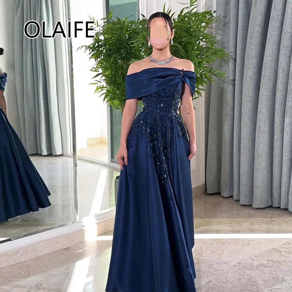 Гламурное атласное плиссированное платье с воротником-лодочкой для