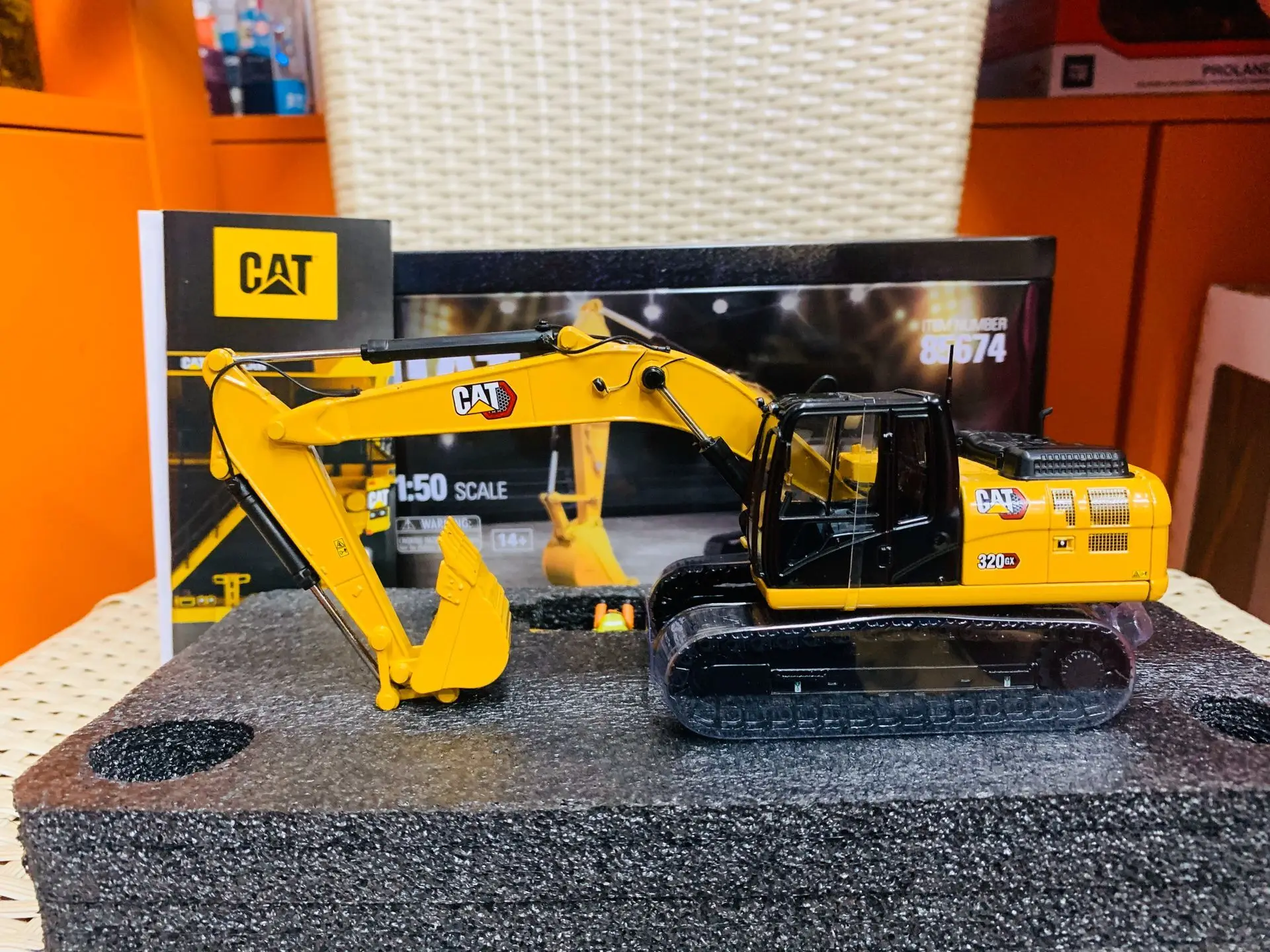 

Гидравлический экскаватор Caterpillar Cat 320 GX, масштаб 1:50, металлическая модель бренд DieCast Masters DM85674, новинка в коробке