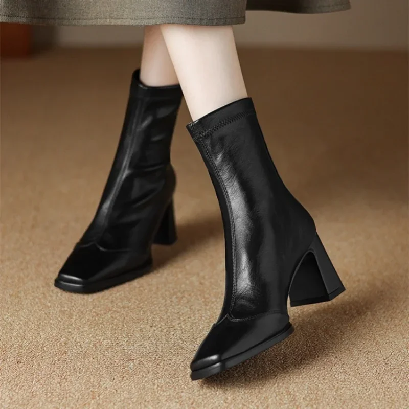 Женские короткие сапоги из натуральной кожи на массивном высоком каблуке