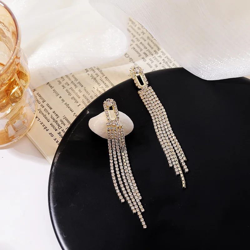 

Новые блестящие серьги Стразы золотого цвета с цепочкой и кисточками для женщин сексуальные элегантные Стразы с кисточками Висячие серьги ...