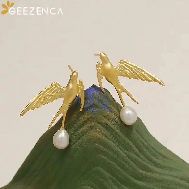 Фото GEEZENCA 925, серебряные жемчужные 3D массивные серьги с изображением ласточки и птицы, женские дизайнерские модные изящные уникальные серьги-гвоздики, подарок на вечеринку для нее №2