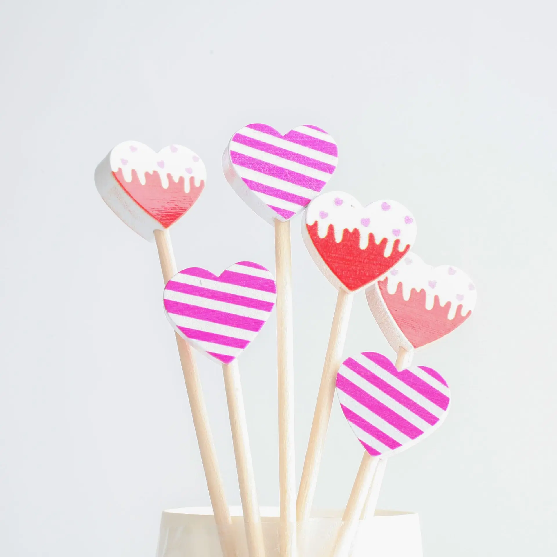 Розовая деревянная гирлянда из бусин в форме сердца на День святого Валентина