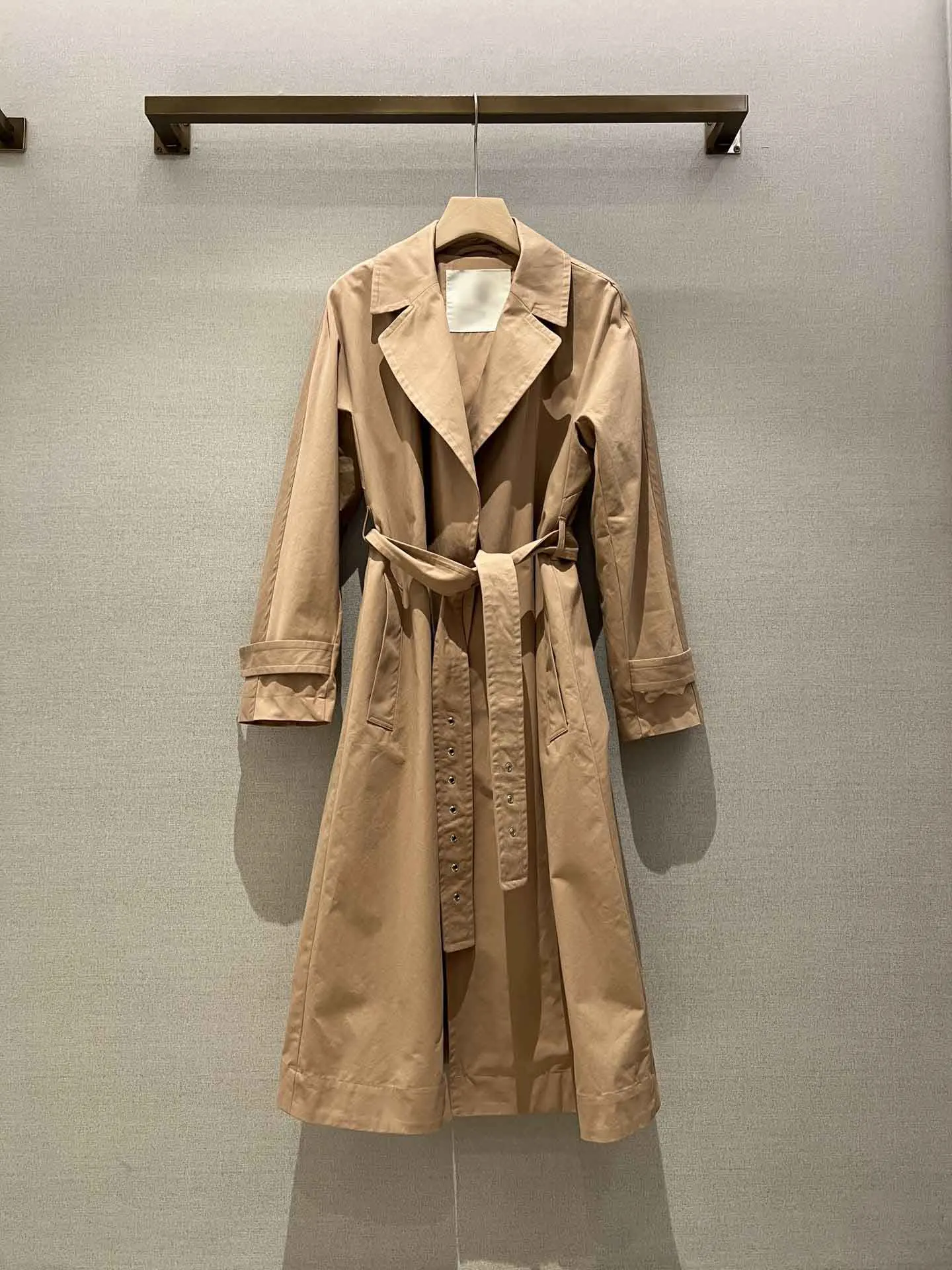 

Тренчкот цвета хаки на завязках, свободный приталенный плащ с отложным воротником, с диагональными вставками, с обеих сторон, с завышенной т...