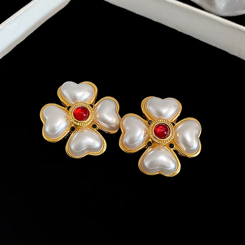 

Temperament Senior Sense Love Pearl Petal Earrings Temperament Niche Design Sense Flower Flash Drill Ear Stud