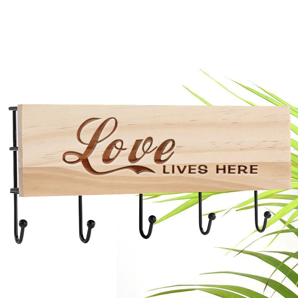 

Деревянная доска с гравировкой Love Lives Here, железный крючок, держатель для ключей, настраиваемый текст, настенный органайзер для всякой всячин...