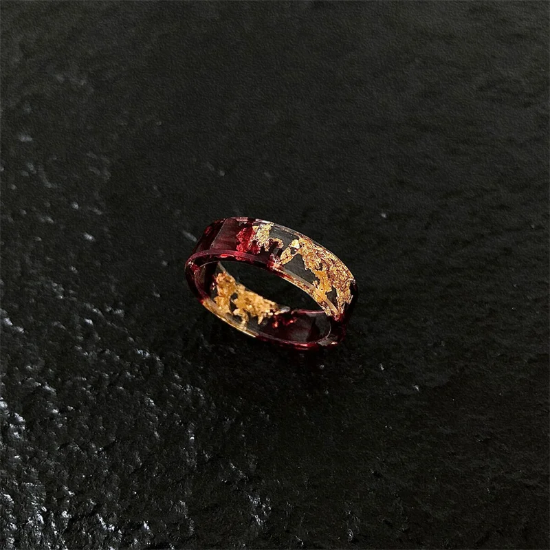 Круглое кольцо из смолы с цветными чернилами