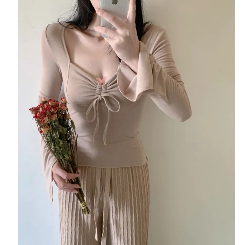 

Футболка женская демисезонная с расклешенными рукавами, квадратным вырезом и длинным рукавом