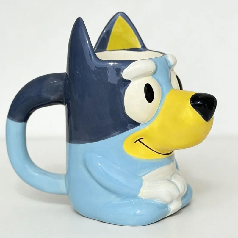 Фото Керамическая кружка Bluey с мультяшным дизайном, кавайная аниме-атрибутика, креативный дизайн с изображением собаки, для кофе, молока, дома, офиса, милая чашка для завтрака, подарки, игрушки №2