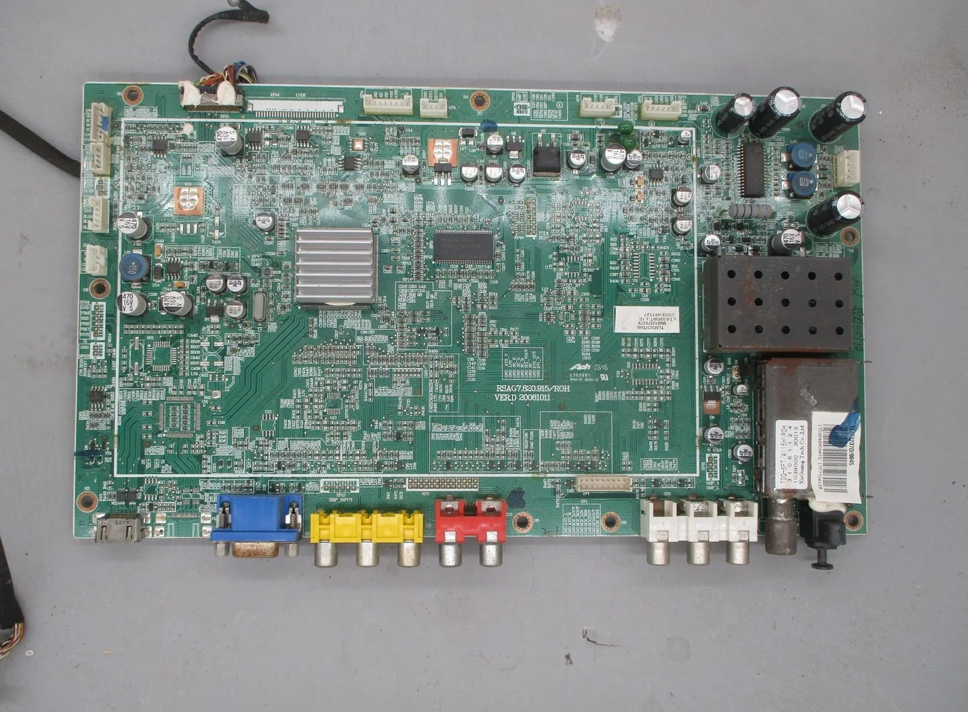 

Disassemble the Main Board Rsag7 of Hisense Tlm3237d (0) 820.915 Screen Lta320wt-l16