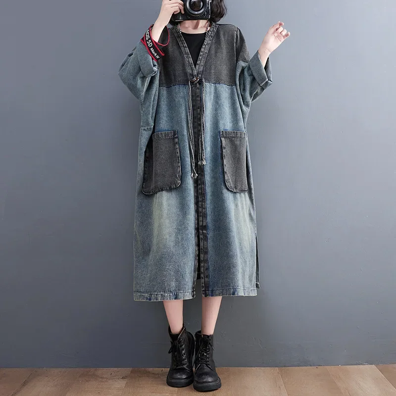 Джинсовая куртка средней длины с v-образным вырезом и цветными блоками 2024