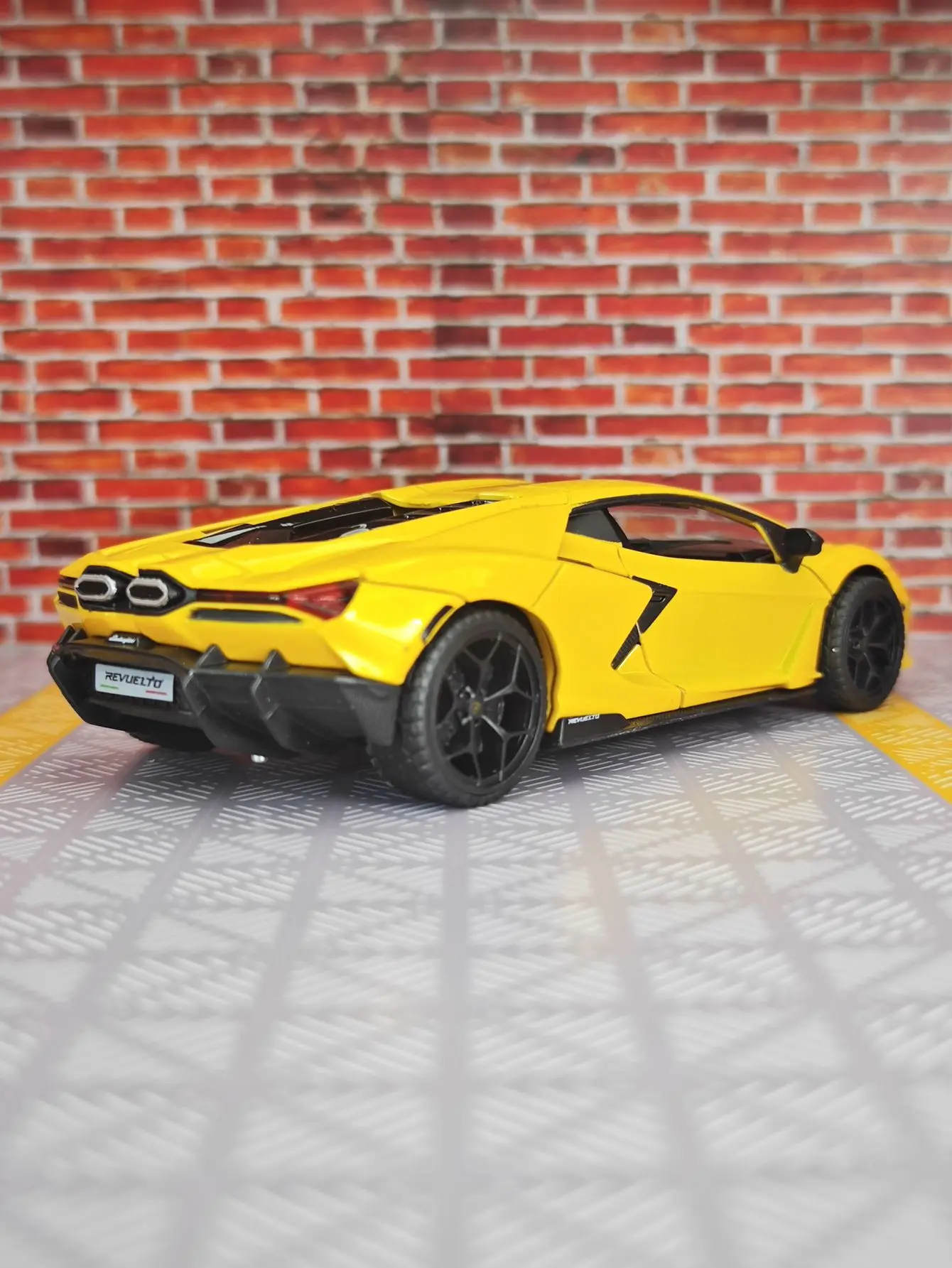 Фото Модель автомобиля Lamborghini Revuelto из сплава металлов в масштабе 1:32 с открывающимися дверями, имитацией звуковых и световых эффектов, богатой детализацией. №4