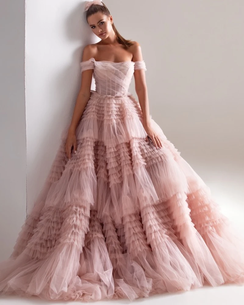

Dusty Pink A Line Tulle Evening Dresses Off Shoulder Long Prom Gowns Tiered Ruffles Sweep Train Celebrity Dinner Party Dresses