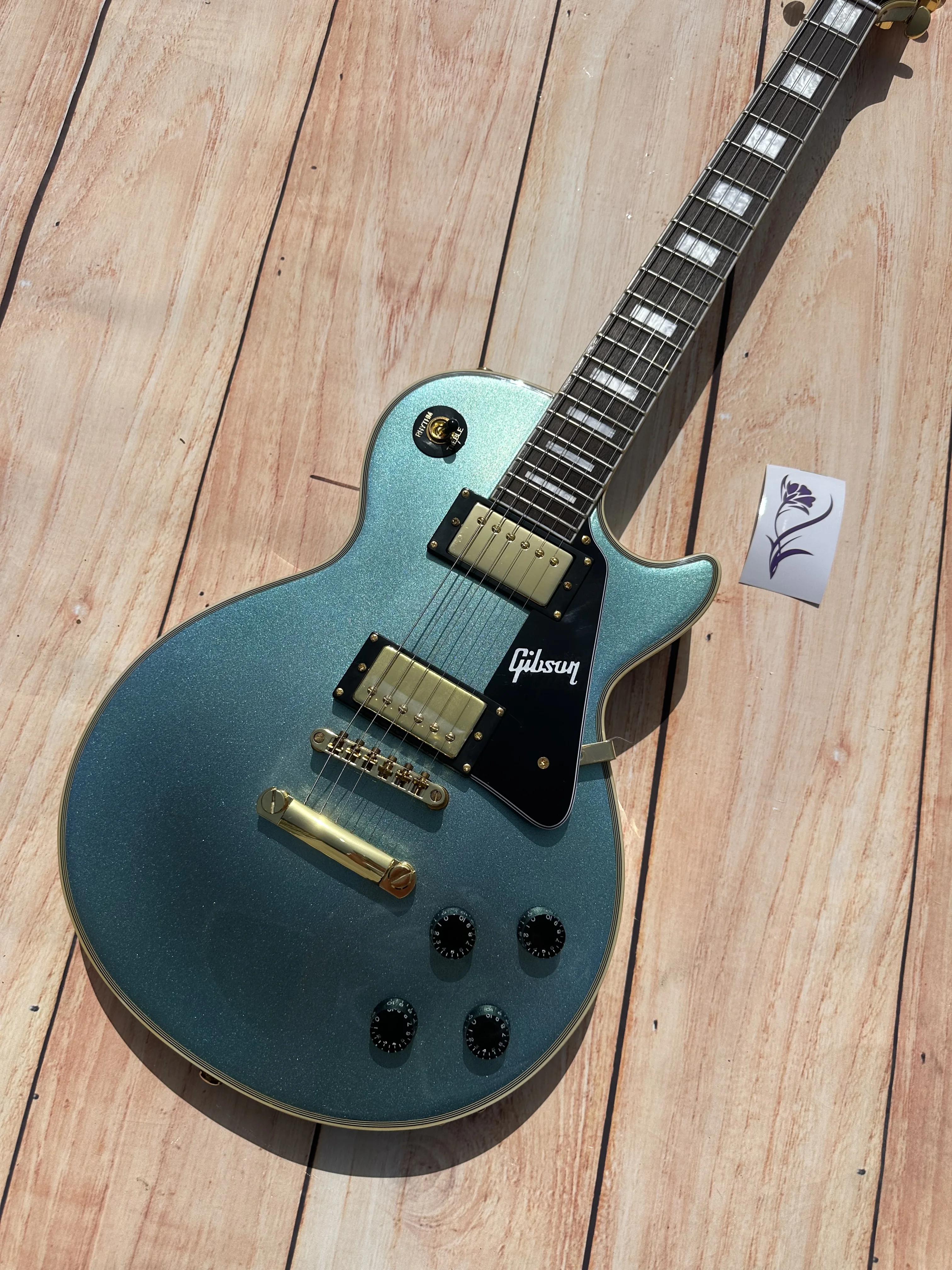 

Индивидуальная электрическая гитара, Pelham Caston, полностью синяя, золотые аксессуары и тюнер, вспышка