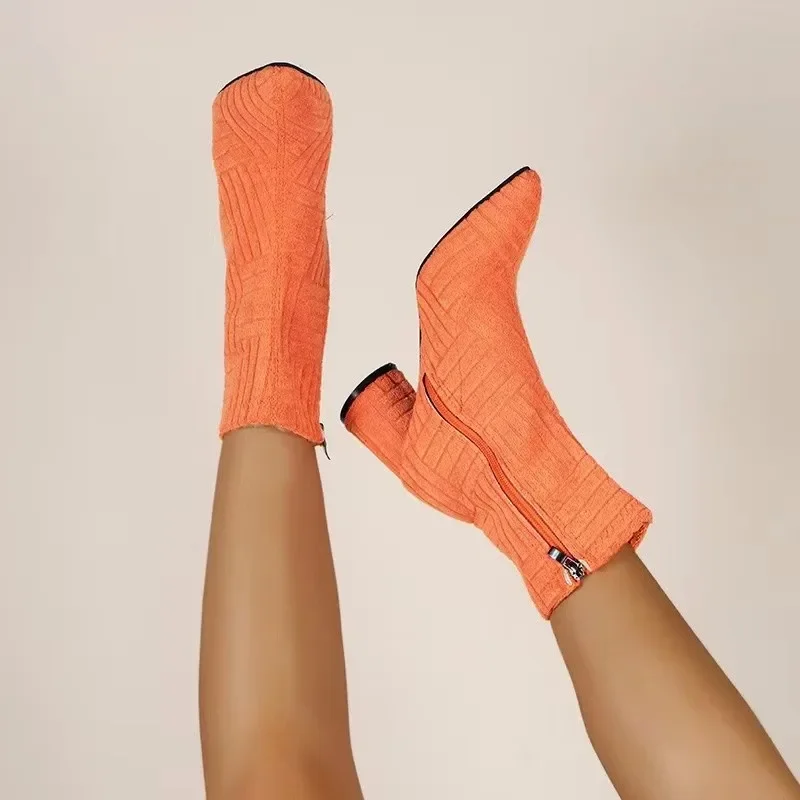 

Женские замшевые ботинки на молнии сбоку, с острым носком