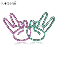 luoteemi creative green and pink victory brooches for friends hip hop creative victory hnad shape jewelry for kids free shipping