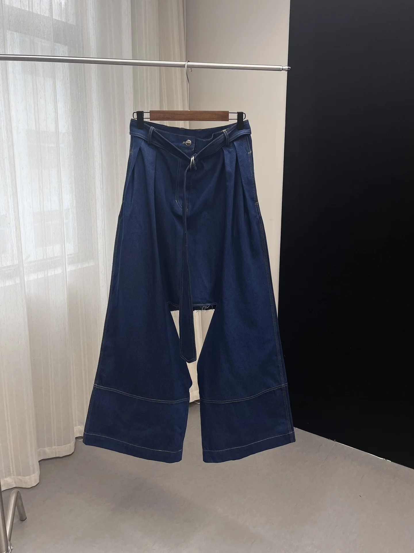 

Super design jeans with waist cut and edge design design dark wash color710