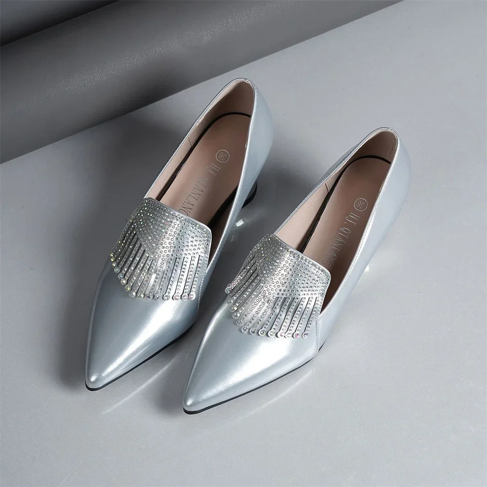 Туфли женские из лакированной кожи на среднем каблуке 5 см цветов