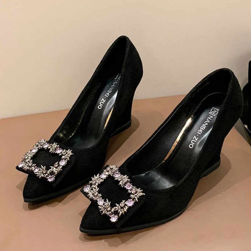 Женская обувь на танкетке с острым носком и кристаллами замшевые пикантные туфли