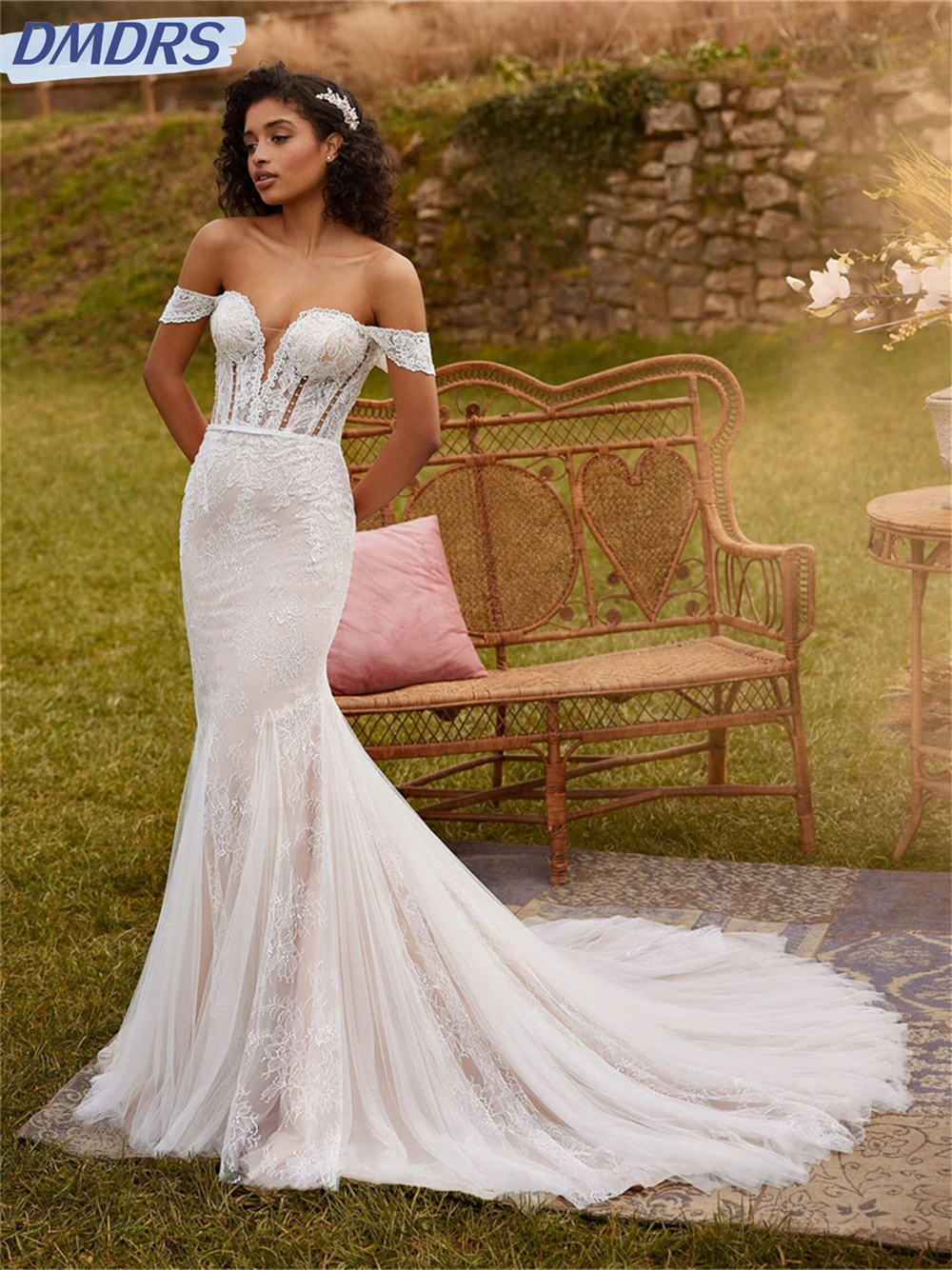 Элегантное свадебное платье с открытыми