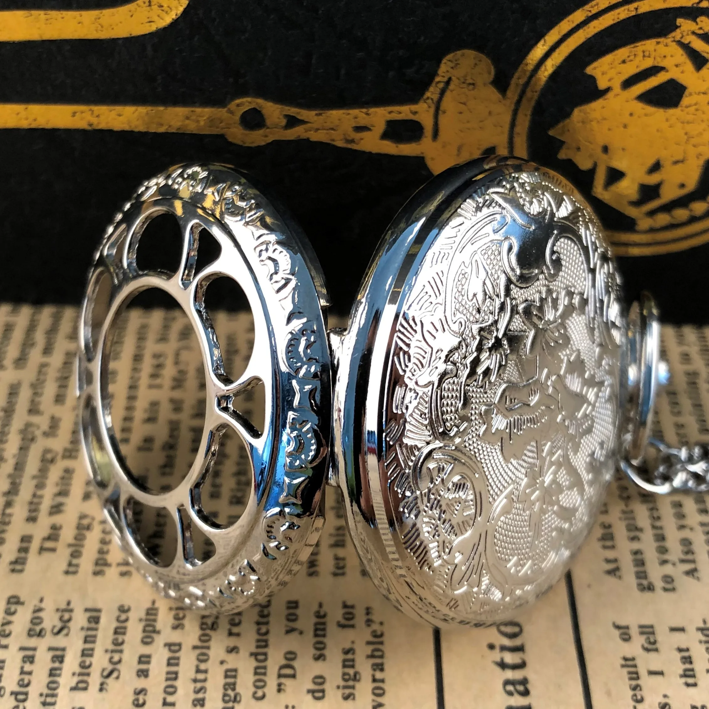 Рисунок 4 - Классические Серебристые кварцевые карманные часы