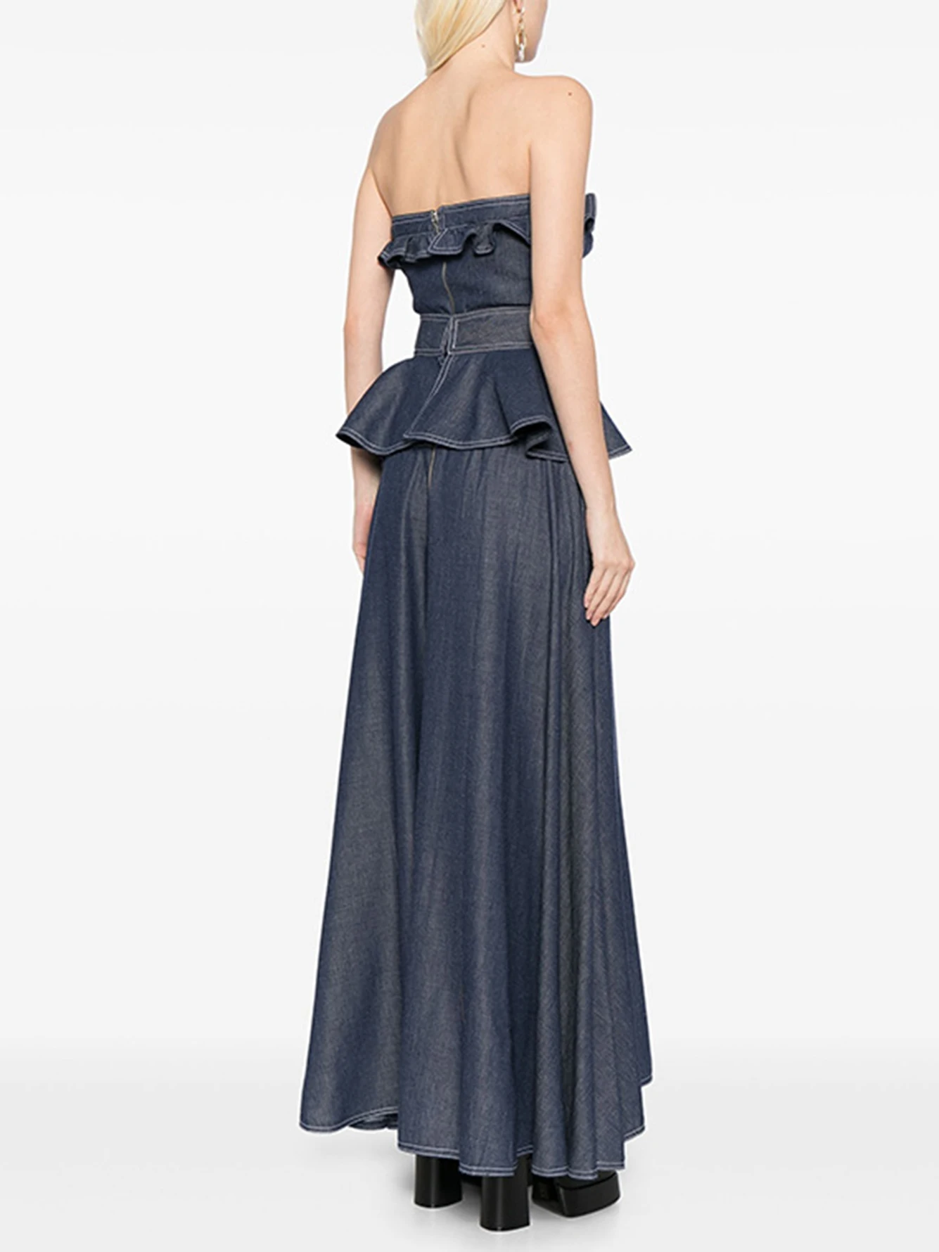 Женское джинсовое платье без бретелек с открытой спиной и оборками