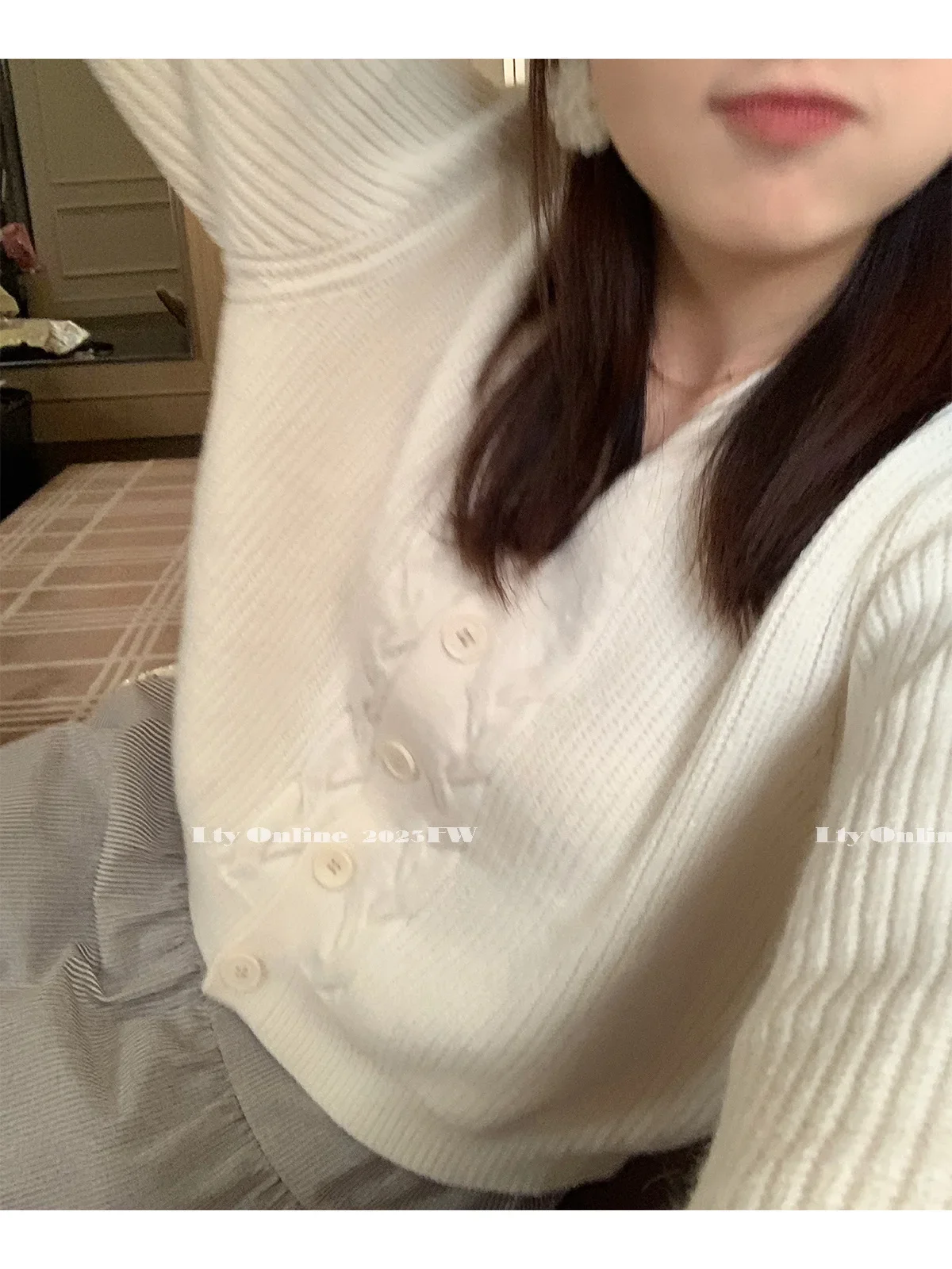 Lty Online 23FW Мягкий эластичный вязаный кардиган с v-образным вырезом женский