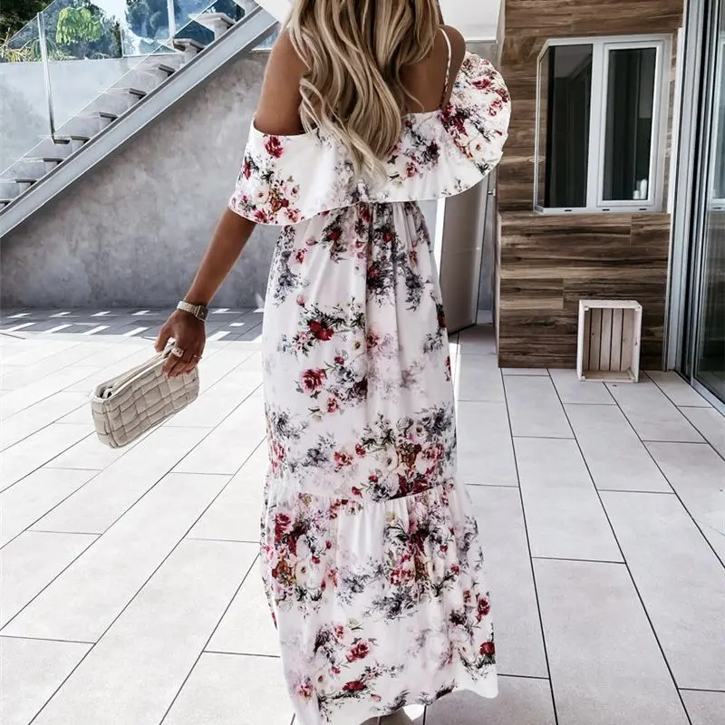 Женское длинное платье с открытыми плечами асимметричное на бретелях оборками и