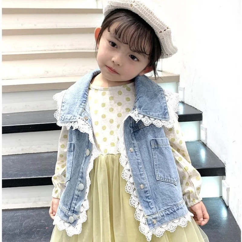 Детская верхняя одежда жилет куртка без рукавов для девочек джинсовый с кружевом