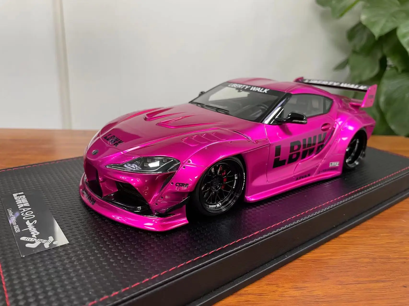 Модель Runner 1/18 LBWK Toyota Supra A90 в электро-оптическом розовом корпусе ограниченная