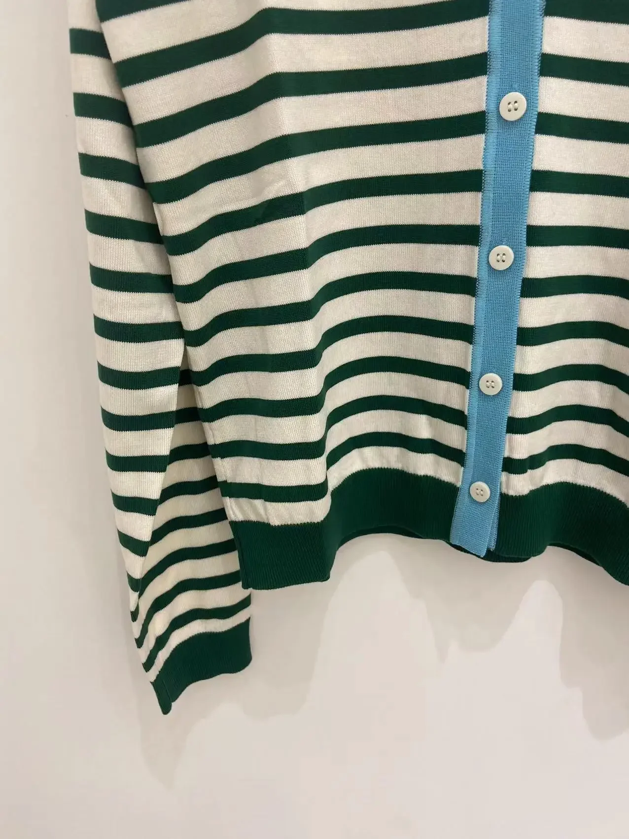 Женский трикотажный кардиган с V-образным вырезом и длинным рукавом