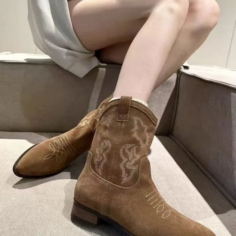 Женские кожаные ботинки ручной работы с острым носком и вышивкой на