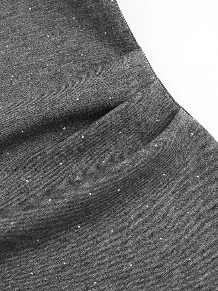 Женское платье-футболка с коротким рукавом круглым вырезом и разрезом