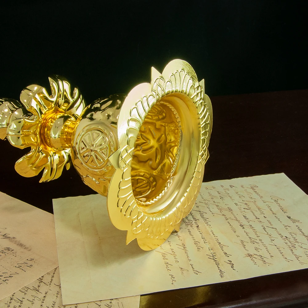 Декоративный подсвечник из сплава