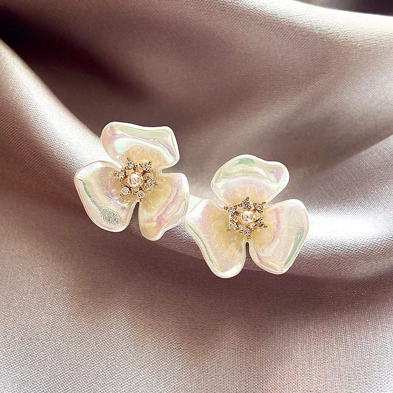 Женские серьги-гвоздики с французским жемчужным цветком легкие роскошные