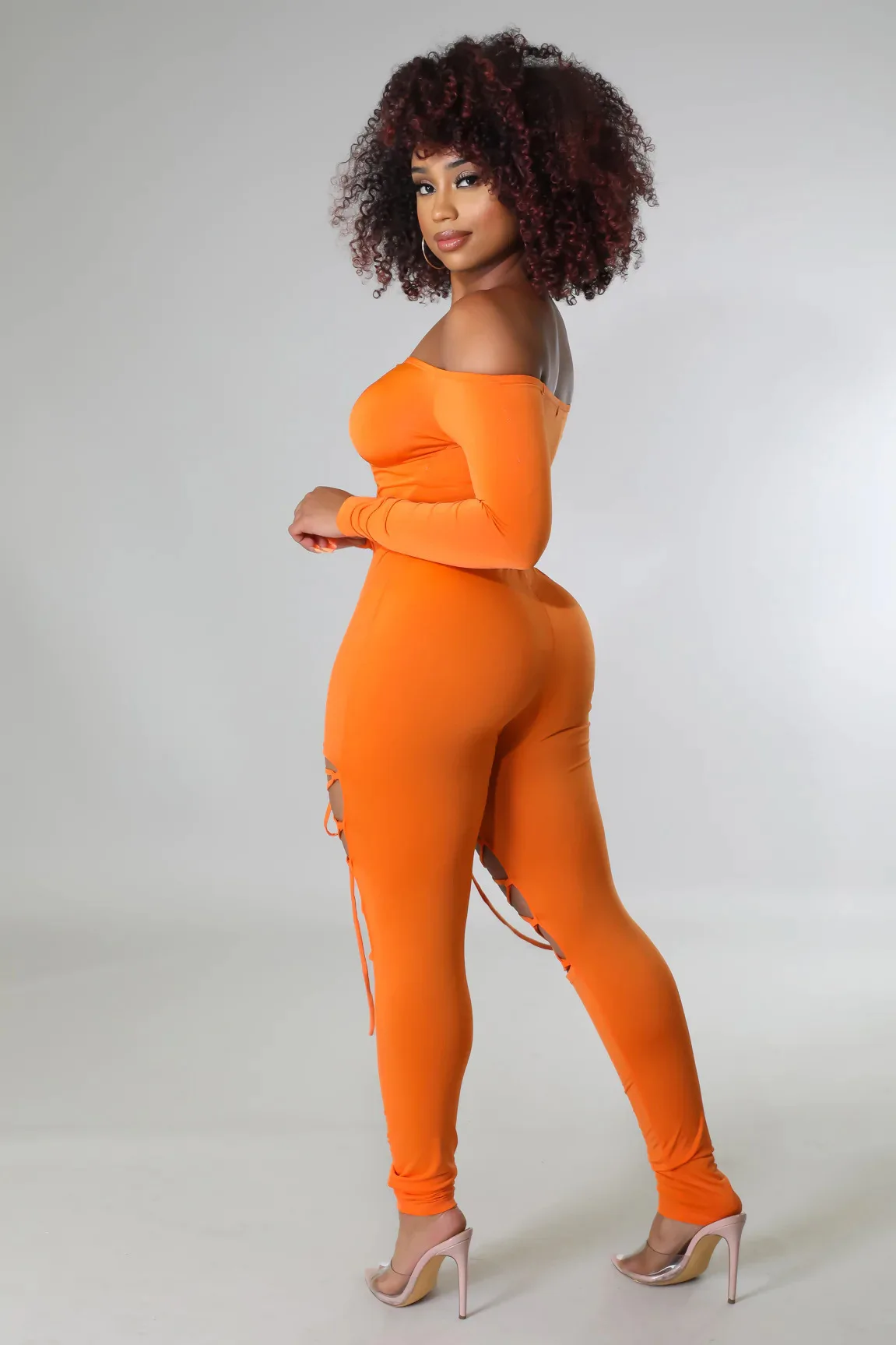 Облегающие брюки с открытыми плечами и длинным рукавом |