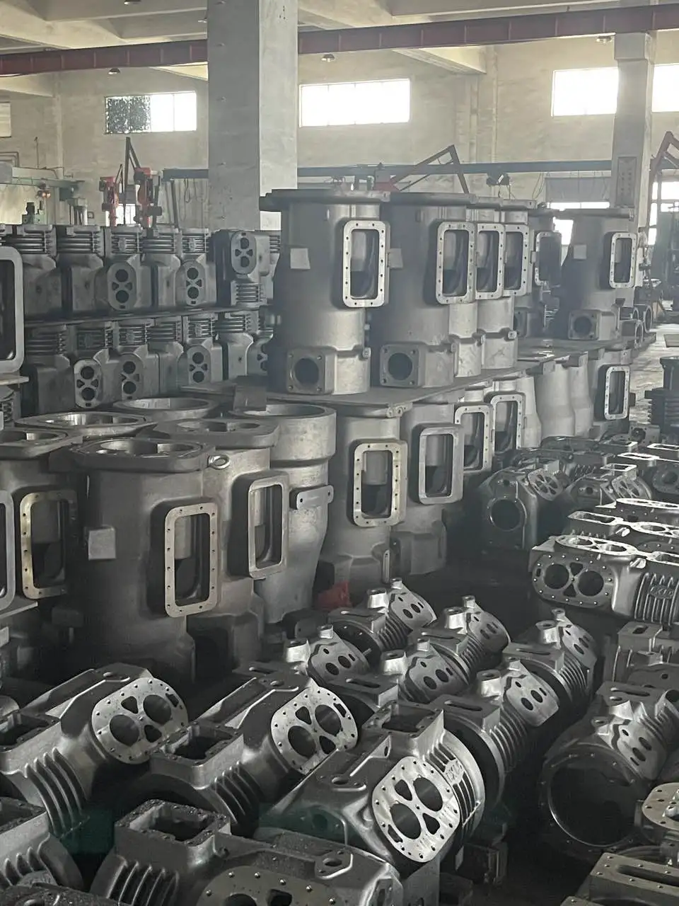 Полугерметичный возвратно-поступательный компрессор холодильника