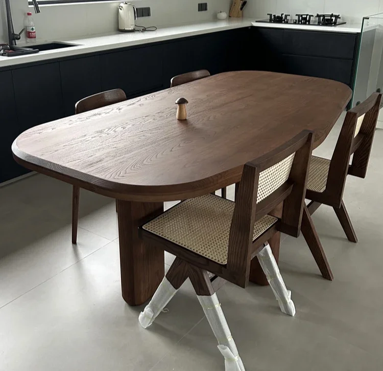 Стол круглый черный из массива дуба с минималистской индивидуальностью