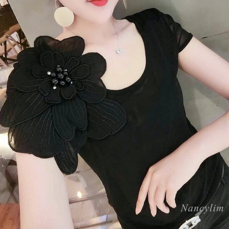 Женская футболка с коротким рукавом черная облегающая большими цветами и